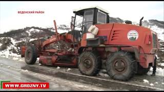 В горах Чечни борются со снежными завалами