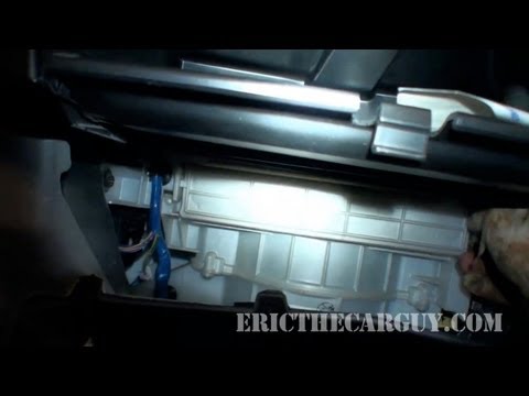 Где находится салонный фильтр на тойота хайлюкс