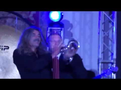 Sergio Vitale playing trumpet with Demo Morselli right hand