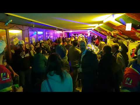 Eintreffen in der Tribünenbar