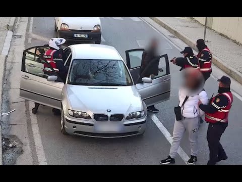 Policia në aksion: Nga ndalimi i makinës tek futja në furgon, shihni pamjet
