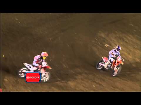 2012 Oakland Supercross - Ryan Dungey pass on Andrew Short