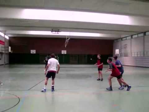 Der Ball muss doch ins tor, nich in Eymis Fresse!! xDD