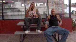 cartel de santa -de regreso al estudio-