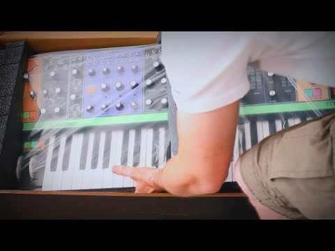 Moog Matriarch Unboxing - What's inside the box?