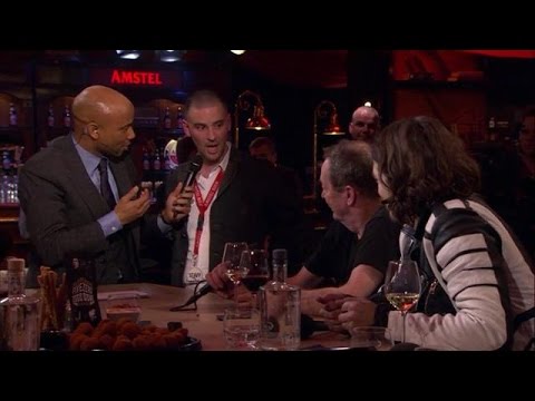 Thé Lau doet Blauw bij Vrienden van Amstel LIVE! - RTL LATE NIGHT