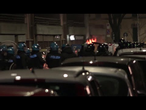 Firenze, bombe carta e guerrrigli urbana al corteo contro lo sgombero