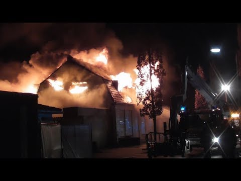 Prio 1 Brandweer met spoed naar Uitslaande Café brand in Oss