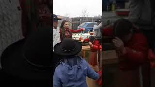 VIDEO: Paranghelie pe timp de pandemie la Brateiu - Zeci de oameni la o logodnă țigănească 2 video