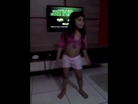 menina de 5 anos dançando funk 