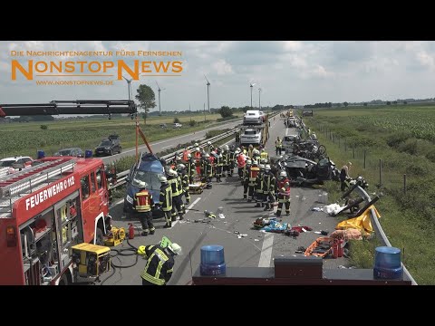 Unfall zum Ferienbeginn - LKW rast in Stauende vorm Emstunnel und schiebt mehrere Fahrzeuge zusammen