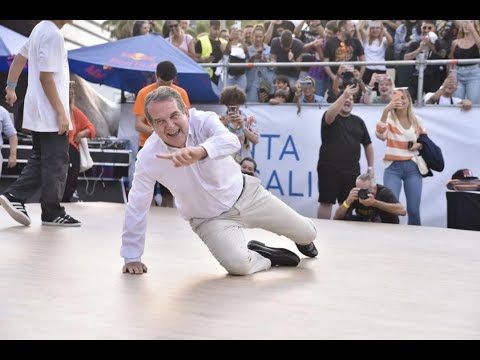 Abel Caballero prueba el "break dance" en O Marisquiño