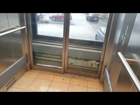 Osma Aufzug bleibt stehen