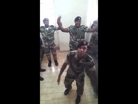 Militares de Cabo Verde dançando de fardas