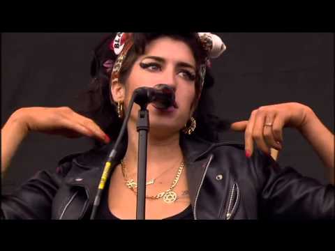 Amy Winehouse 2008-07-13-T in the park