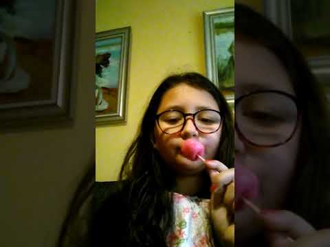 Haciendo helados de conejos de mentira y no es colonia es agua se corta el vídeo lo siento