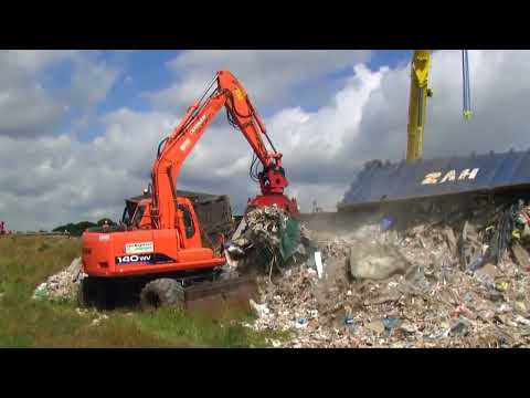 Vrachtwagencombinatie van ruim 25 meter gekanteld op de A28 bij Hoogeveen deel 2 - 22 juni 2012
