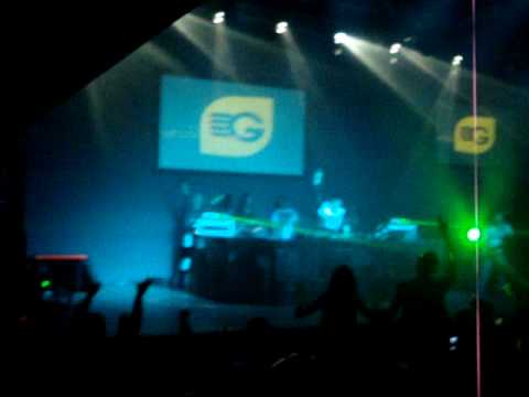 Gareth Emery play Lonely Giirl (gareth emery remix) Club Colosseum.MPG