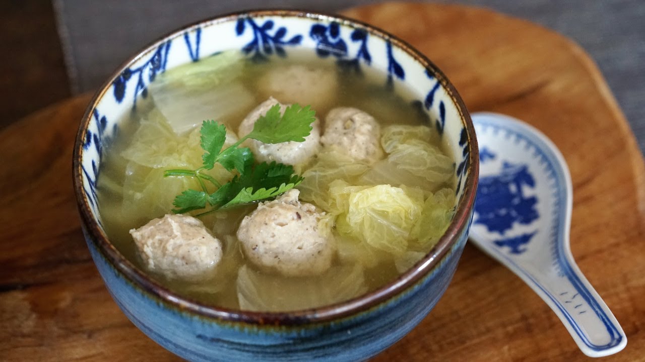 Soupe Au Chou Chinois Et Aux Boulettes De Poulet : Delicieuse, Saine Et Facile A Preparer