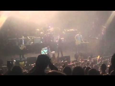 LIAM STOPS GIG DUE TO A SMOKE BOMB BEING THROWN @ THE COURTEENERS GIG, LONDON