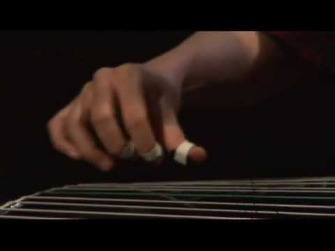 musique chinoise traditionnelle par Liu Fang  -  extrait de CBC TV 劉芳古箏 梅花三弄