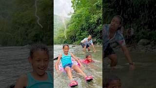 Download lagu When kids want to go into the river when it's raining 👧🏻👦🏽⛈️🌊😳 #shorts #river #rain mp3