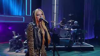 Avril Lavigne - No One Needs To Know Live