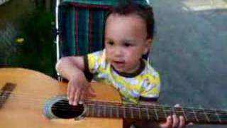 preview picture of video 'Kim 2 years old play guitar'