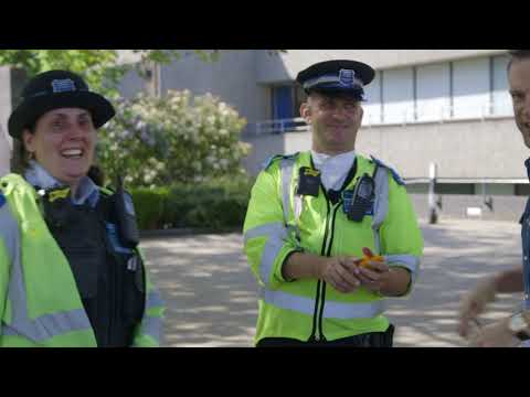 Street magician pickpockets a pollice officer