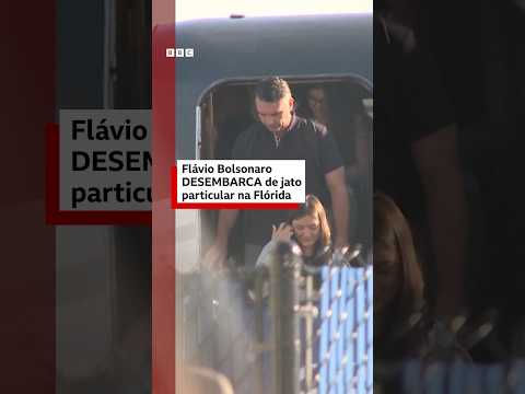 Flávio Bolsonaro desembarca com a família de jatinho nos Estados Unidos