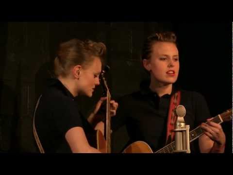 The Chapin Sisters - Down in the Willow Garden - Live at McCabe's