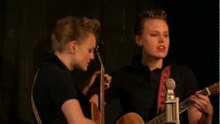 The Chapin Sisters - Down in the Willow Garden - Live at McCabe&#39;s