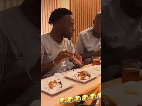 Neymar enjoying the fact Arnaud Kalimuendo can’t use chopsticks 😂 #neymarjr  #psg  #psgneymar