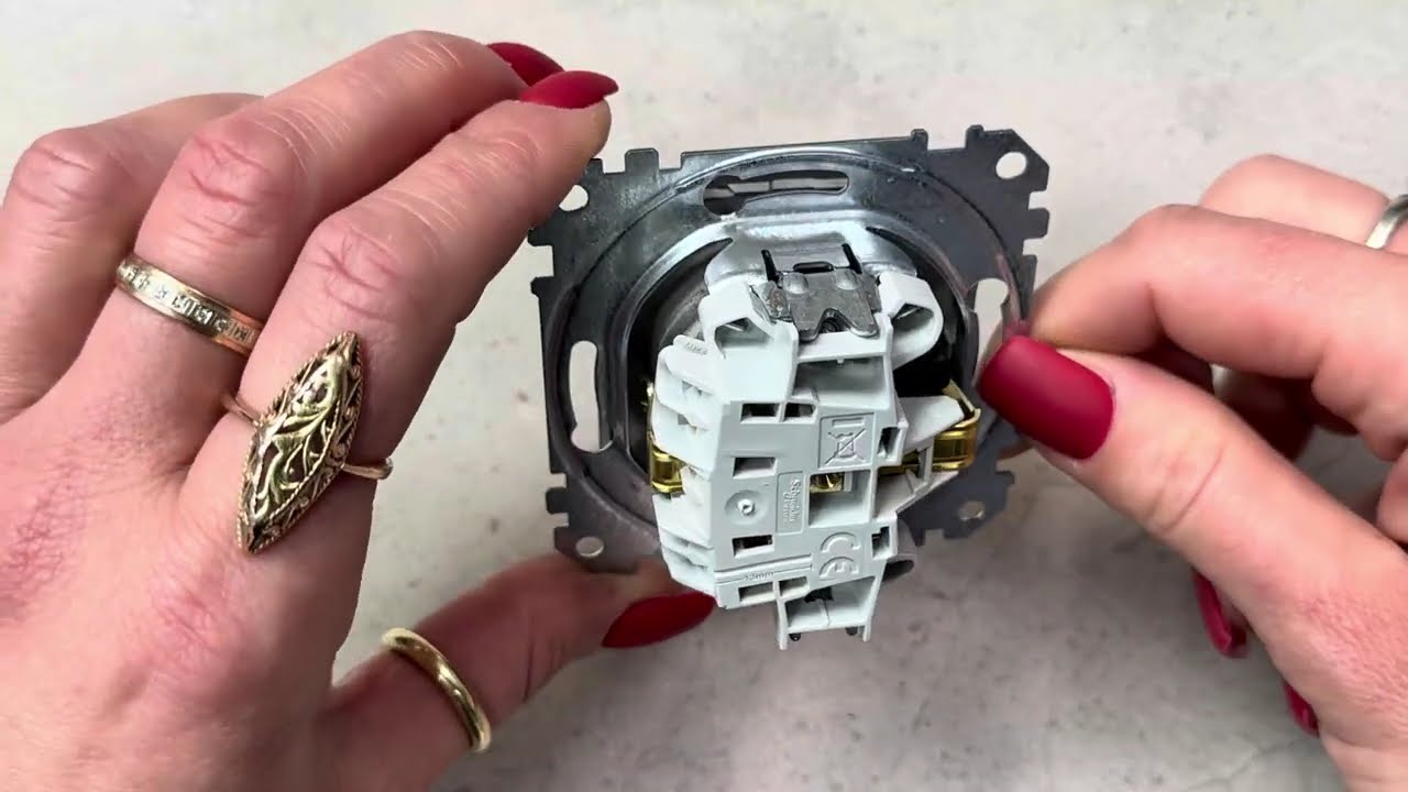 Розетка одинарная с/з со шторками SCHNEIDER Sedna Design черный SDD114022