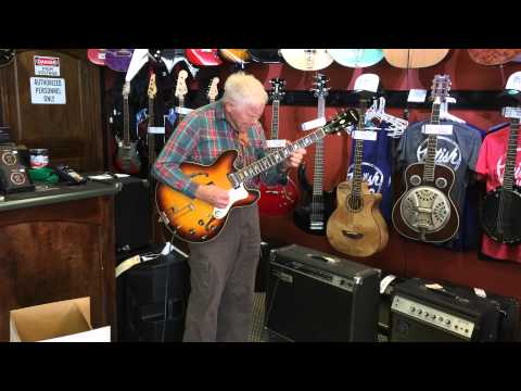 Te Impresionará Ver a Este Hombre De 80 Años Con Su Guitarra