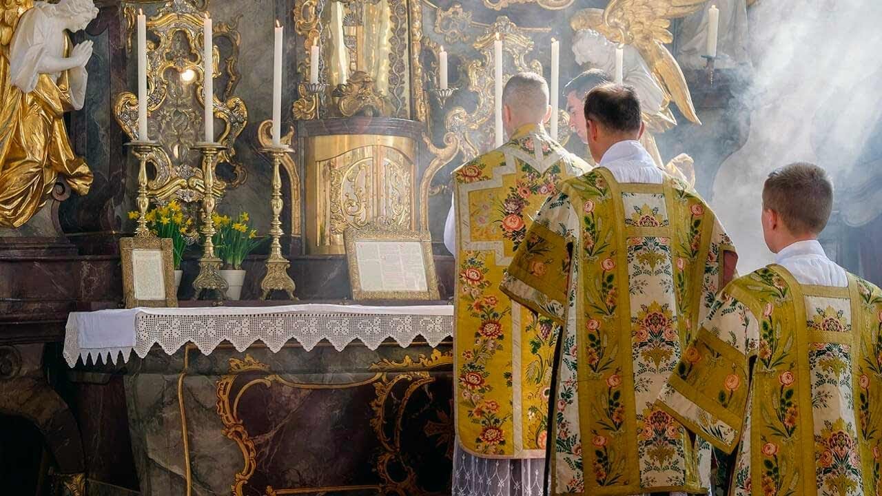 Por que voltar ao uso do latim na liturgia? (A Resposta Católica, #85)