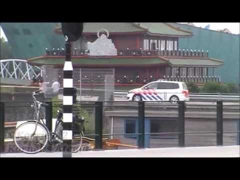 Politie voertuig komt met spoed aan bij incident in Amsterdam