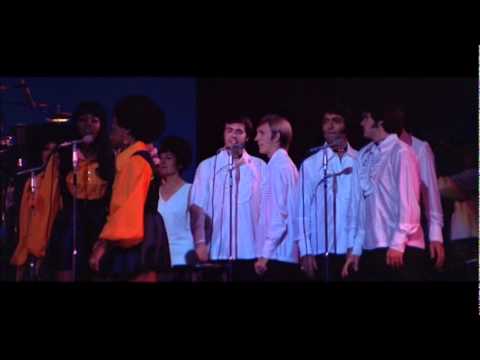 Elvis presley entering the stage with Thats alright song.wmv