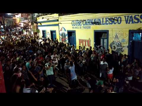 Frevo de rua: Duas épocas com a orquestra Henrique Dias em frente do clube vassourinhas de Olinda