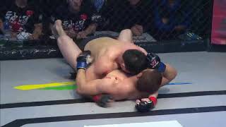 中国加油！小伙一开局就被外国选手连续猛踢，直接踢出血！