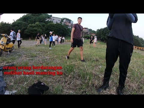 Mancing ikan mas liar di sungai besar sampi jadi pusat perhatian orang pribumi