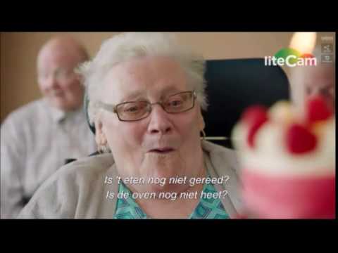 Allemaal Chris - Slyvian zingt voor jarige bewoonster!