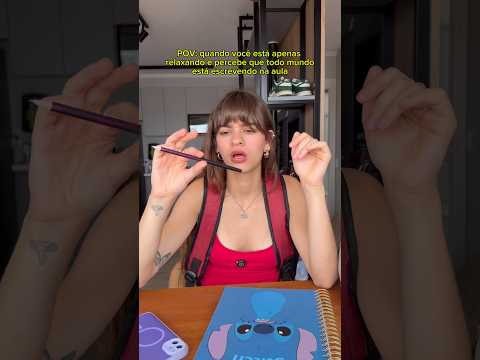 Pov: quando você está apenas relaxando e percebe que todo mundo está escrevendo na aula menos você