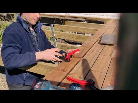 Terassin lautojen asentamista käyttäen jigiä