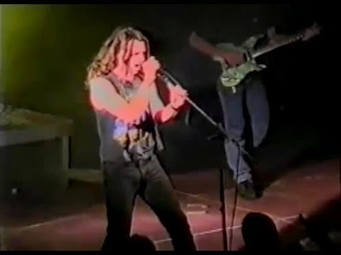 Chuck Schuldiner breaks a string and sings without his guitar
