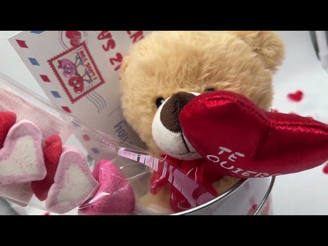 Vídeo relacionado con Pack Regalos Originales para San Valentin | Incluye Vino Ramon Bilbao + Bombones San Valentin Caja Roja Nestle + Osito Peluche LOVE + Rosa | Perfectos Regalos de San Valentín para Mujer y Hombres