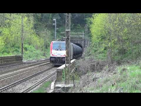 TRA LE CAMPAGNE DELLA LIGURIA TANTI PASSAGGI DI TRENI MERCI. MAH02093