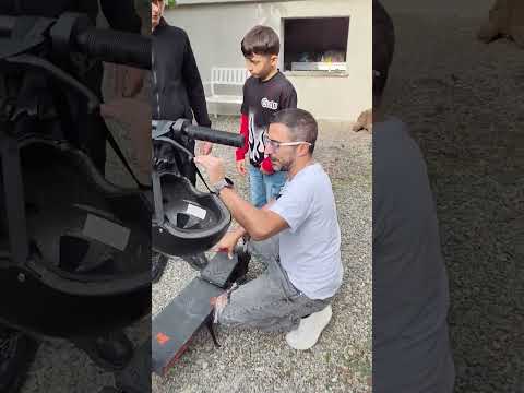 Tommy e Gabry rubano il monopattino elettrico G2 e la bicicletta elettrica a loro Padre