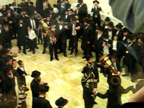 Viener Shul Hachnasas Sefer Torah