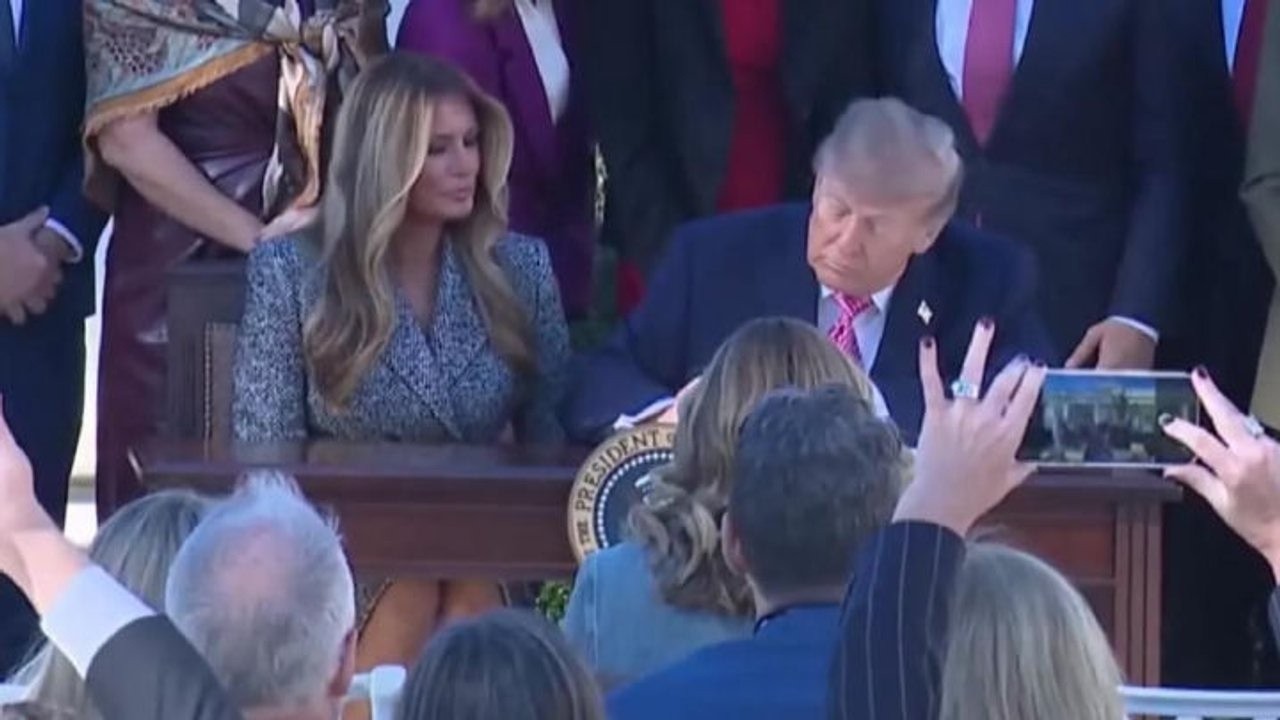 Trump scherza con moglie: Non so se tua firma conti qualcosa, Melania sorridendo: Ovviamente no